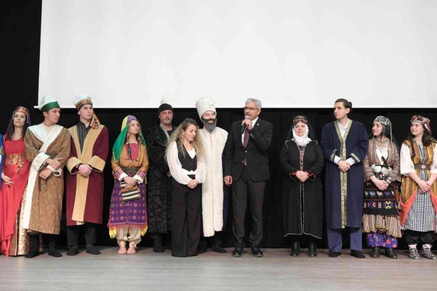 “zamanın Ötesinde Zaman Zaman İçinde” Oyunu Ayakta Alkışlandı