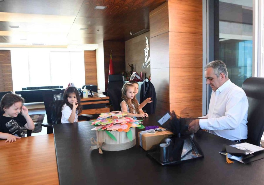 Minik Öğrencilerden Başkan Esen’e Babalar Günü Sürprizi