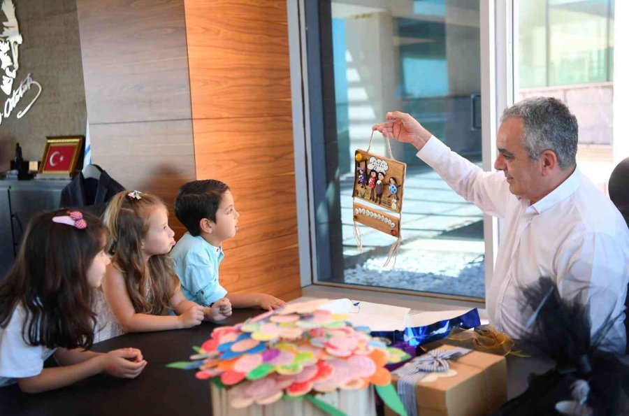 Minik Öğrencilerden Başkan Esen’e Babalar Günü Sürprizi