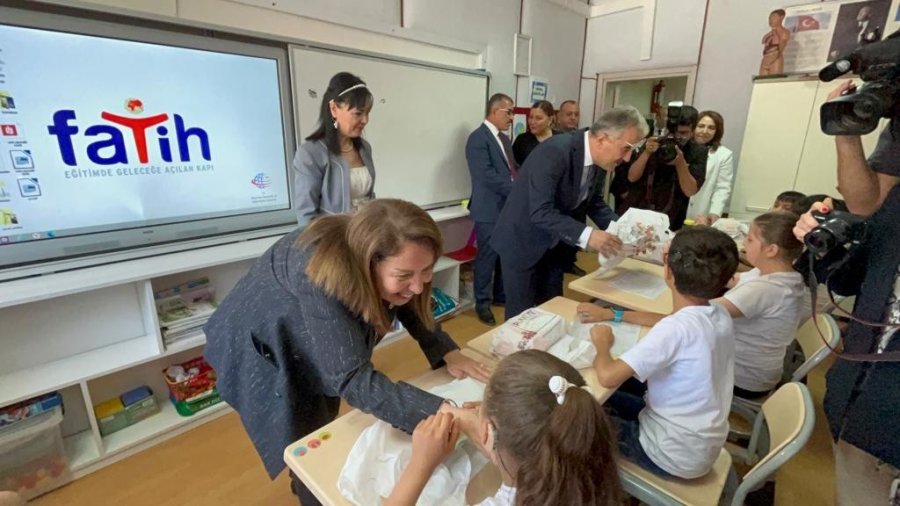 İşitme Engelli Öğrenciler De Törenle Karnelerini Aldı