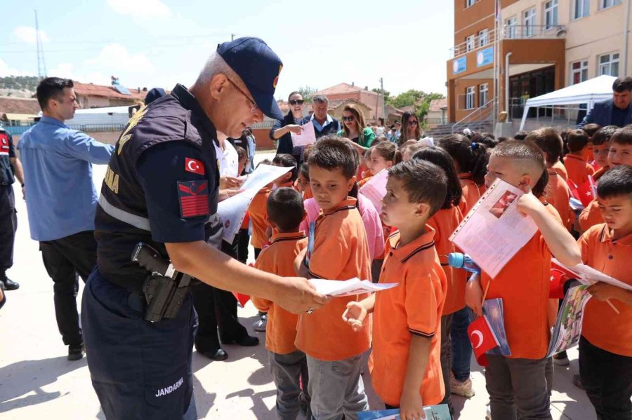 Jandarma Ekipleri Çocukların Karne Sevincine Ortak Oldu