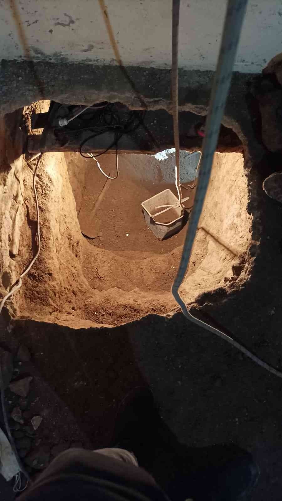 Polisten Kaçmak İçin Evine Kazdığı Tünelde Yakalandı