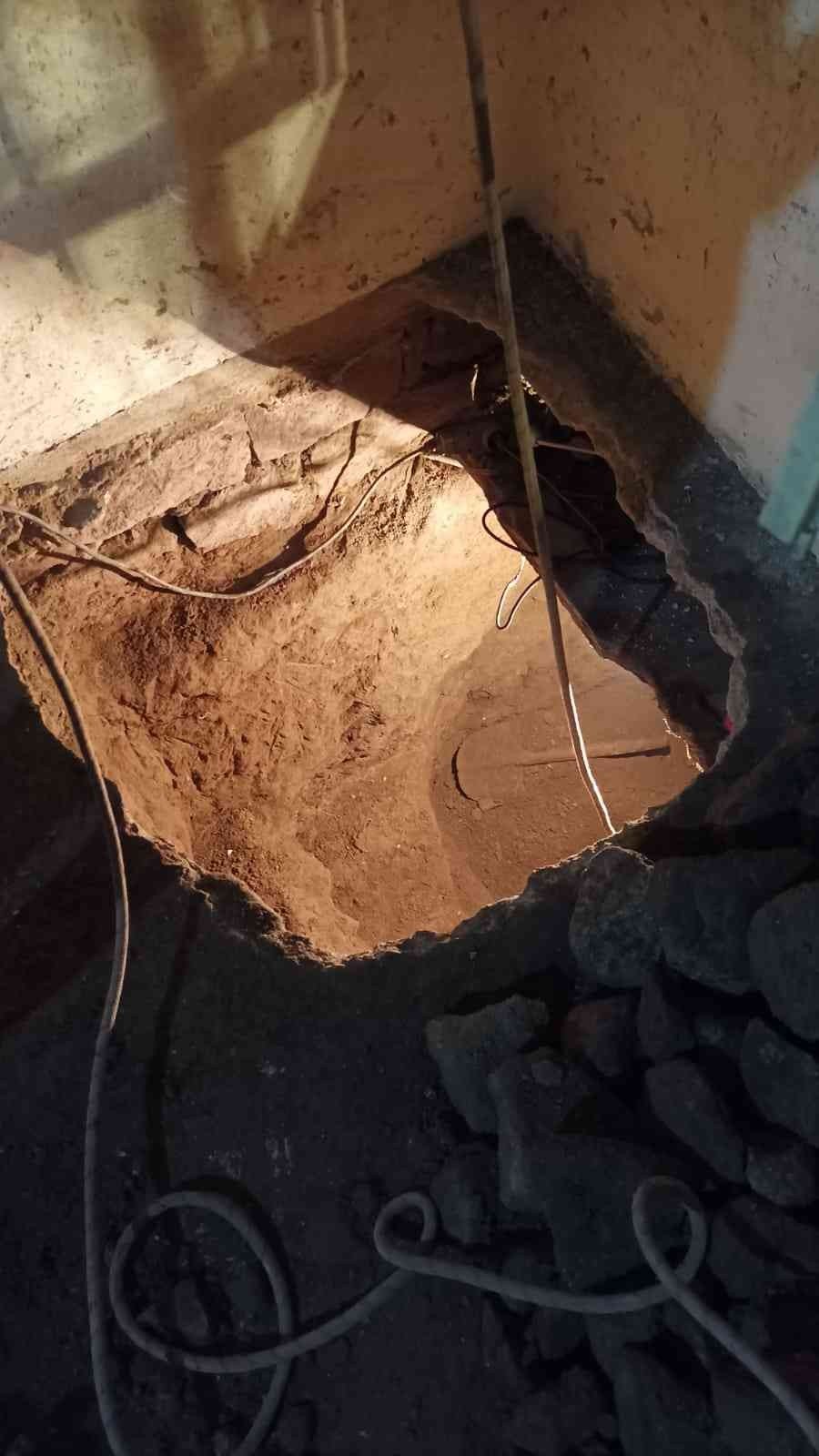 Polisten Kaçmak İçin Evine Kazdığı Tünelde Yakalandı