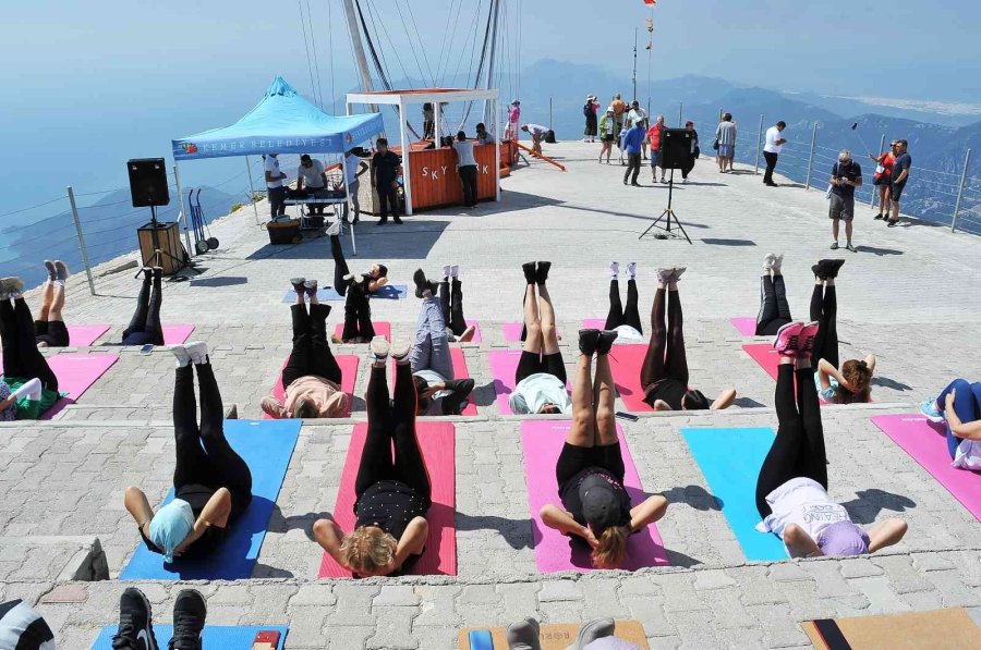 2365 Metrelik Dağın Zirvesinde Pilates Yaptılar
