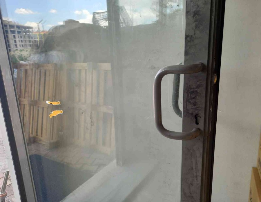 Büfeden 125 Bin Lira Değerinde Hırsızlık Yapan Şüpheli Komşu Kamerasında