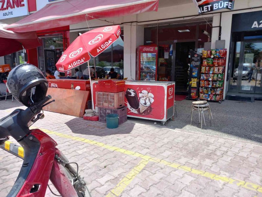 Büfeden 125 Bin Lira Değerinde Hırsızlık Yapan Şüpheli Komşu Kamerasında