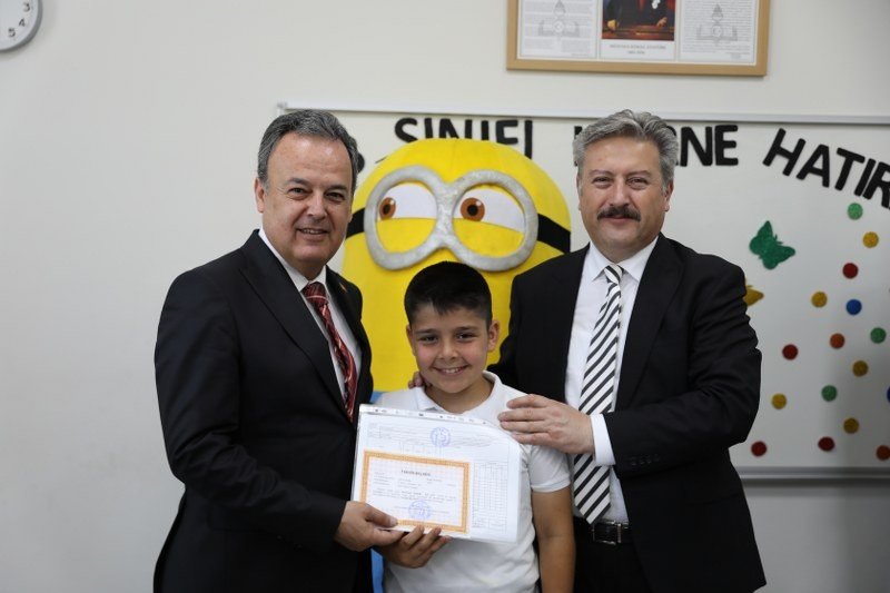 Başkan Palancıoğlu, Minik Öğrencilere Karne Dağıttı