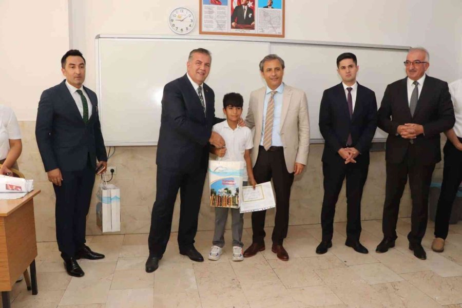 Mersin İl Milli Eğitim Müdürü Koca, Öğrencilerin Karne Heyecanına Ortak Oldu