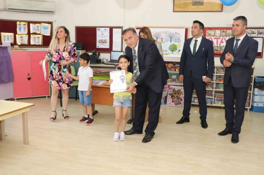 Mersin İl Milli Eğitim Müdürü Koca, Öğrencilerin Karne Heyecanına Ortak Oldu