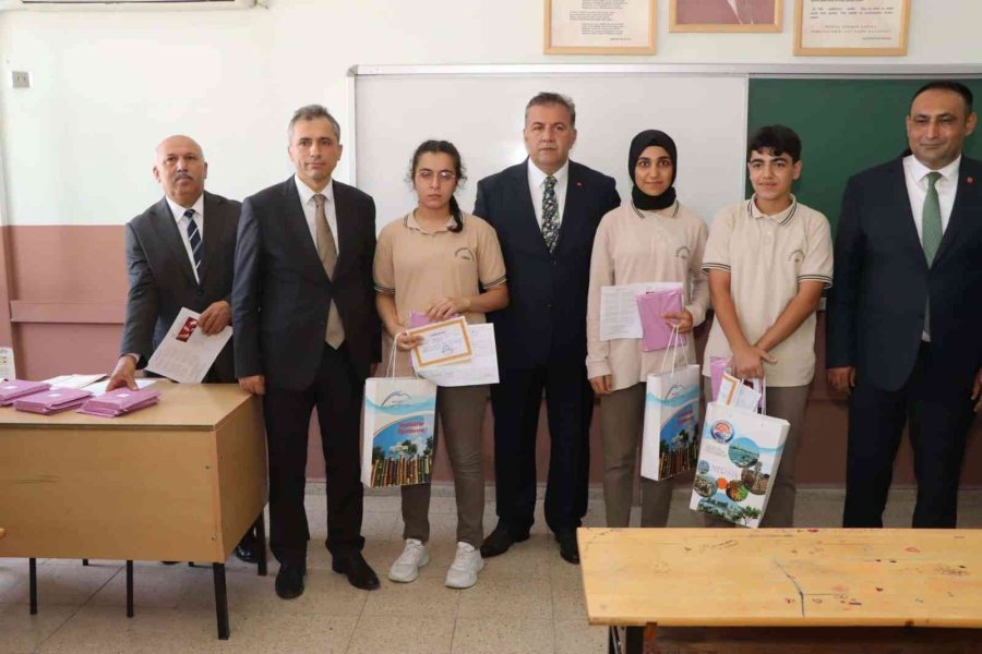 Mersin İl Milli Eğitim Müdürü Koca, Öğrencilerin Karne Heyecanına Ortak Oldu