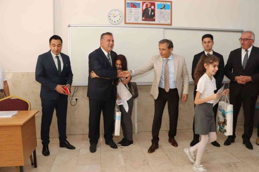 Mersin İl Milli Eğitim Müdürü Koca, Öğrencilerin Karne Heyecanına Ortak Oldu