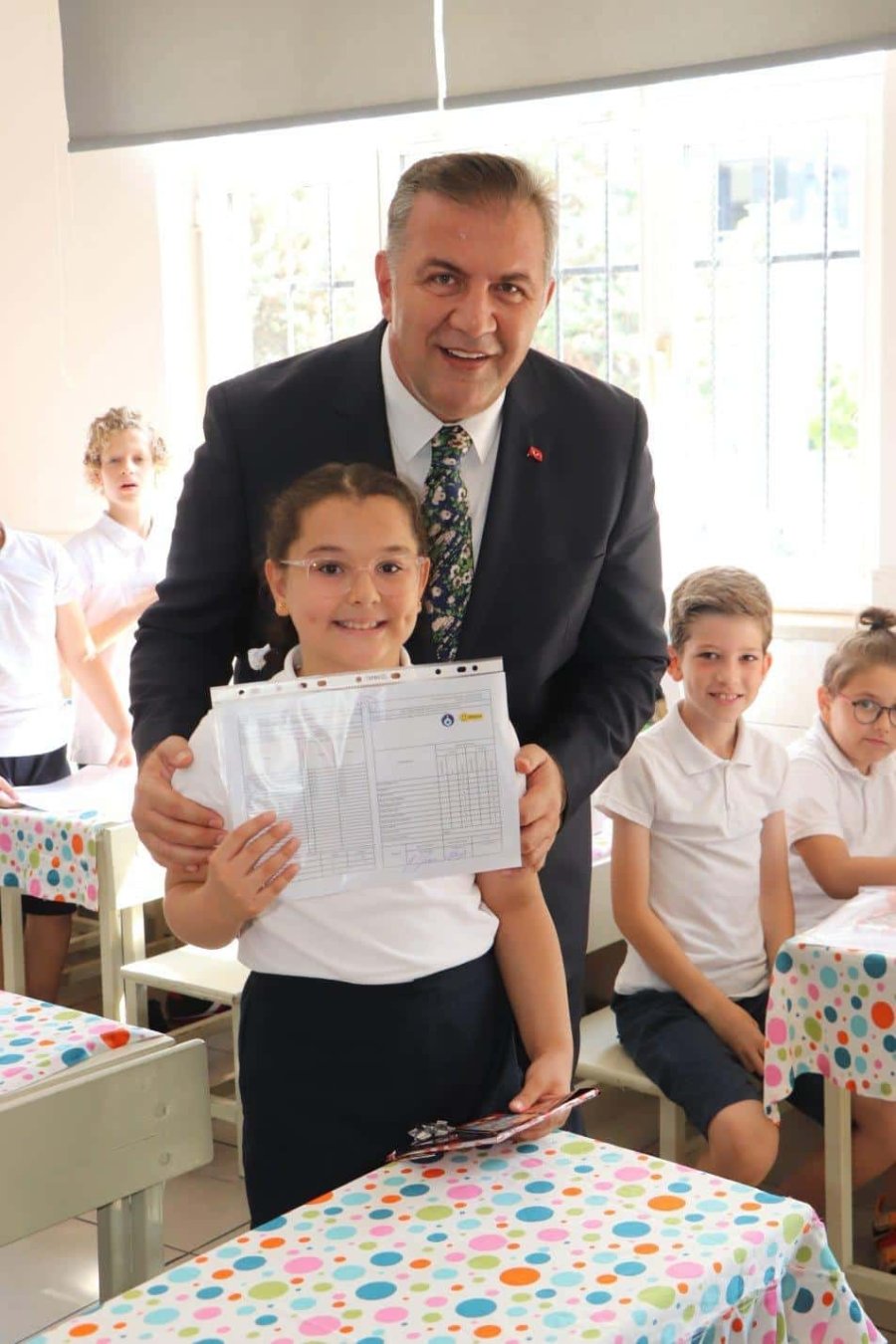 Mersin İl Milli Eğitim Müdürü Koca, Öğrencilerin Karne Heyecanına Ortak Oldu