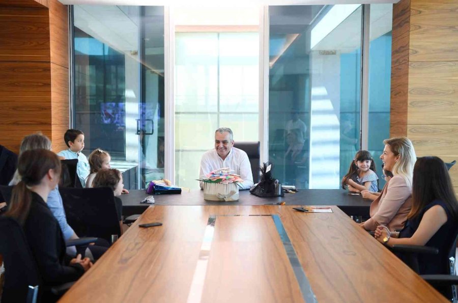 Minik Öğrencilerden Başkan Esen’e Babalar Günü Sürprizi