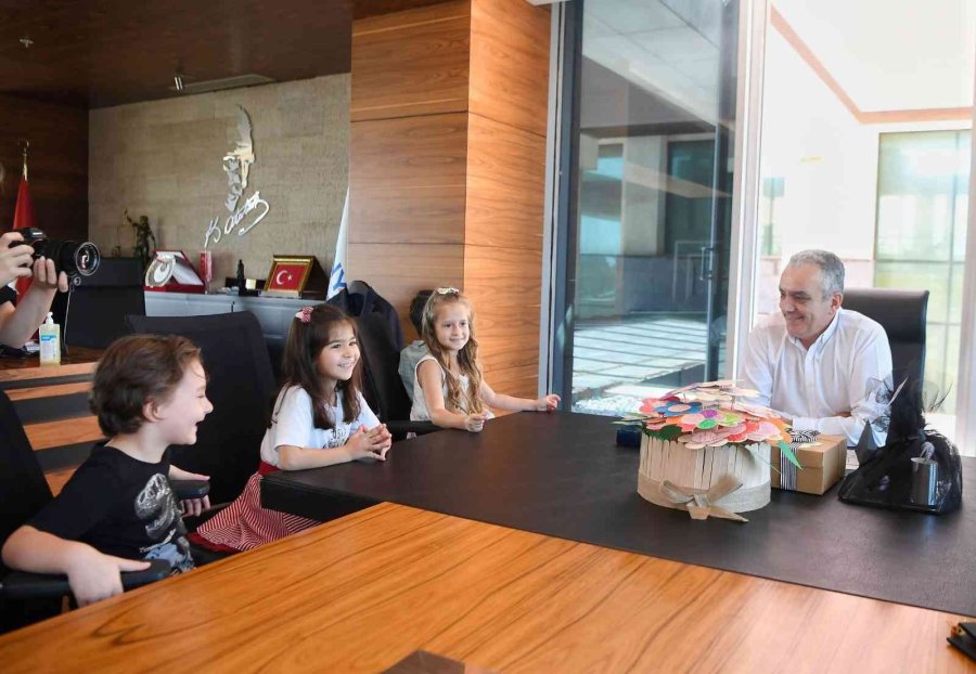 Minik Öğrencilerden Başkan Esen’e Babalar Günü Sürprizi