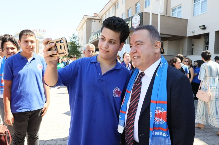 Başkan Böcek Öğrencilerin Karne Heyecanına Ortak Oldu