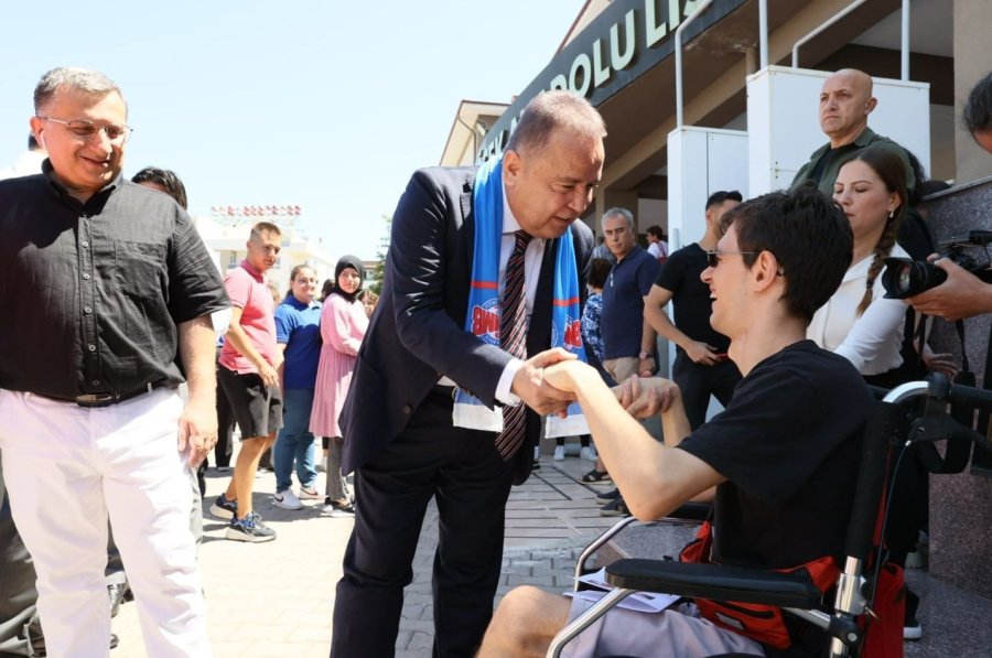 Başkan Böcek Öğrencilerin Karne Heyecanına Ortak Oldu