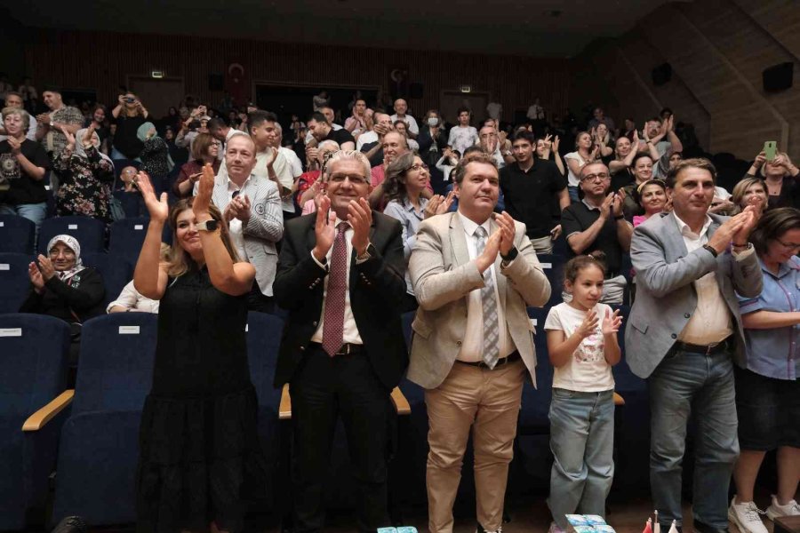 “zamanın Ötesinde Zaman Zaman İçinde” Oyunu Ayakta Alkışlandı