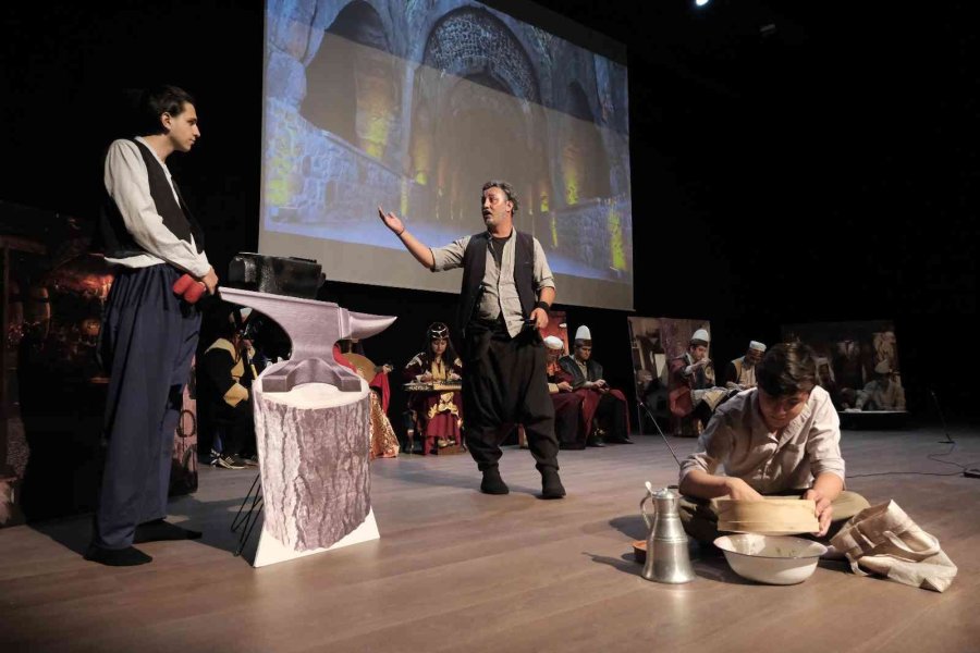 “zamanın Ötesinde Zaman Zaman İçinde” Oyunu Ayakta Alkışlandı