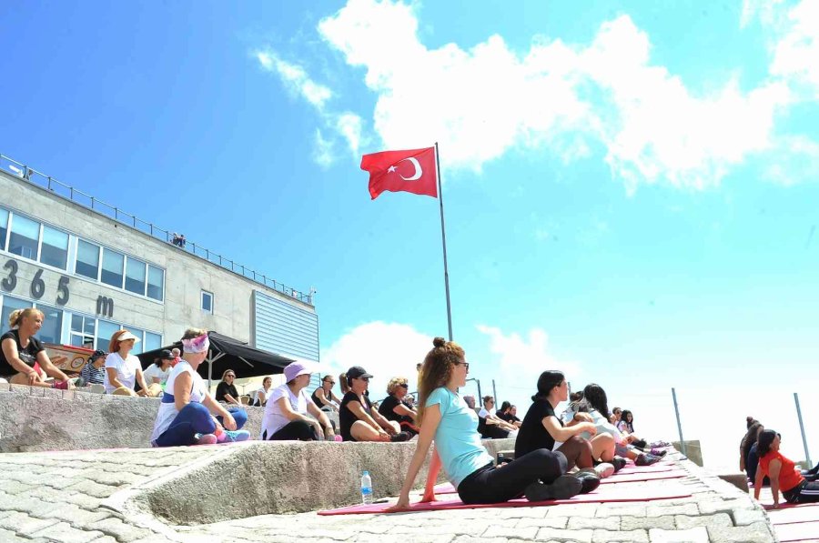 2365 Metrelik Dağın Zirvesinde Pilates Yaptılar