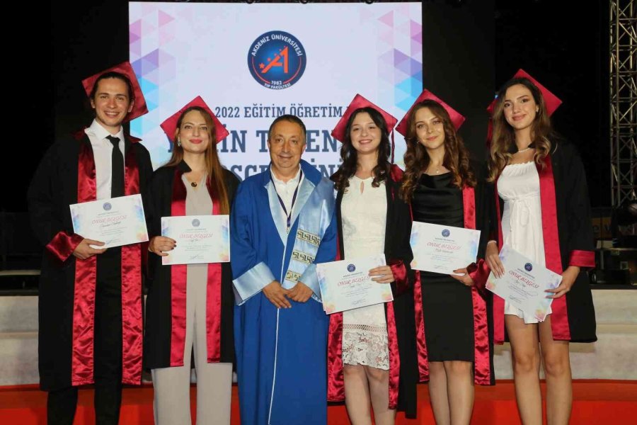 Akdeniz Üniversitesi Tıp Fakültesi’nden 438 Hekim Mezun Oldu