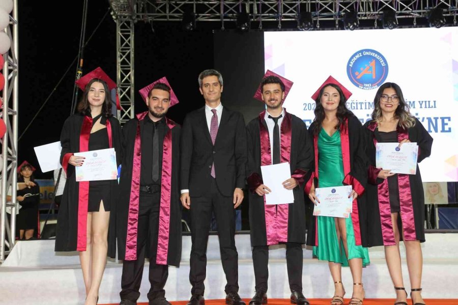 Akdeniz Üniversitesi Tıp Fakültesi’nden 438 Hekim Mezun Oldu