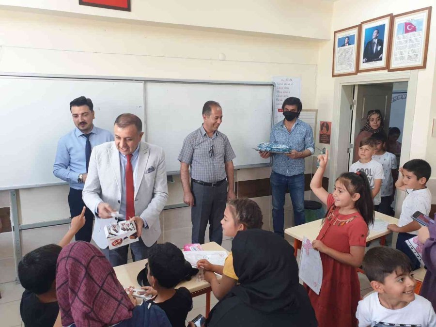 Tomarza’da Öğrencilerin Karne Heyecanı