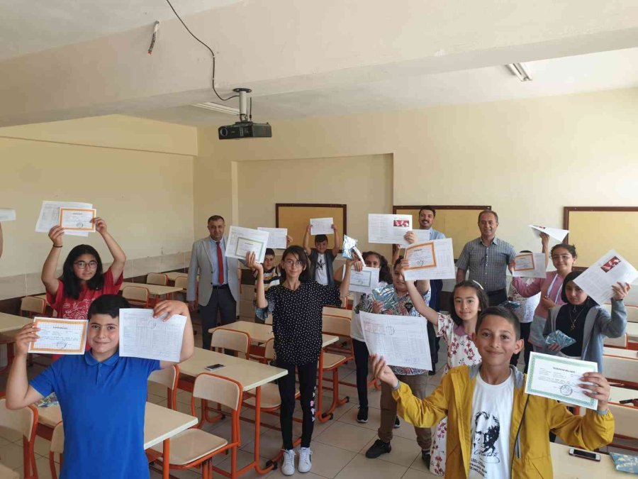 Tomarza’da Öğrencilerin Karne Heyecanı