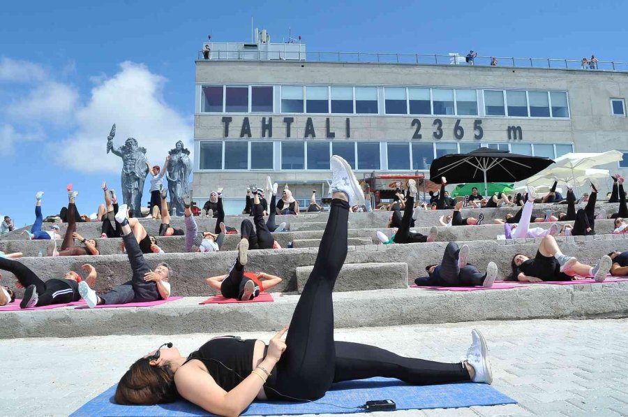 2365 Metrelik Dağın Zirvesinde Pilates Yaptılar