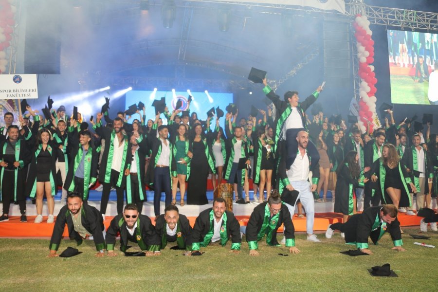 Akdeniz Üniversitesi’nden 10 Bin Öğrenci Törenle Mezun Oldu