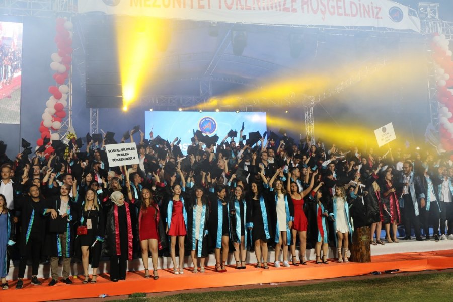 Akdeniz Üniversitesi’nden 10 Bin Öğrenci Törenle Mezun Oldu