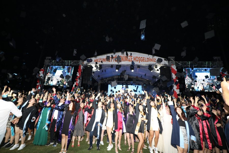 Akdeniz Üniversitesi’nden 10 Bin Öğrenci Törenle Mezun Oldu