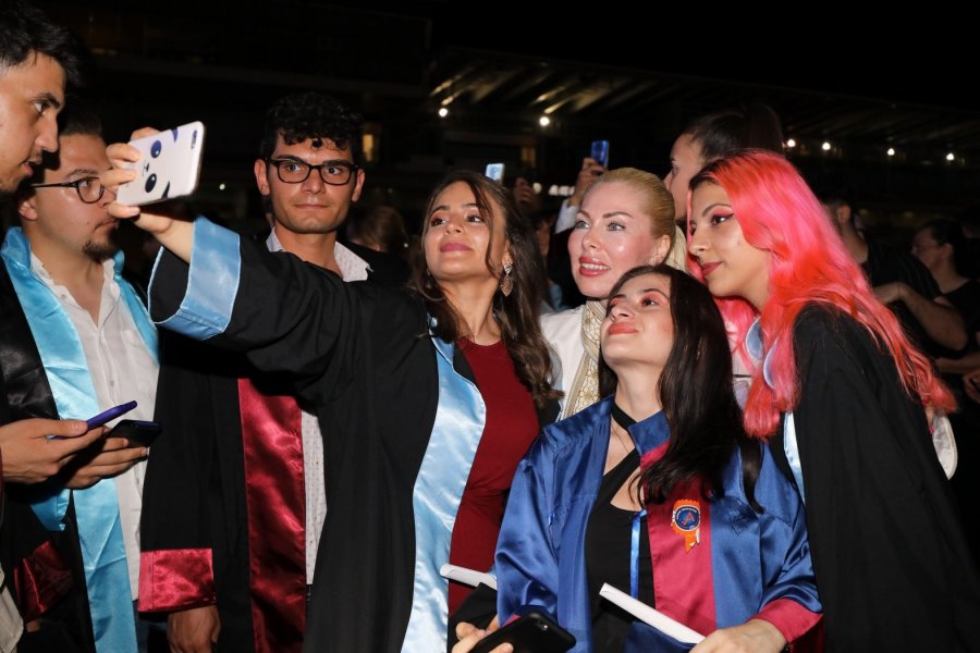 Akdeniz Üniversitesi’nden 10 Bin Öğrenci Törenle Mezun Oldu
