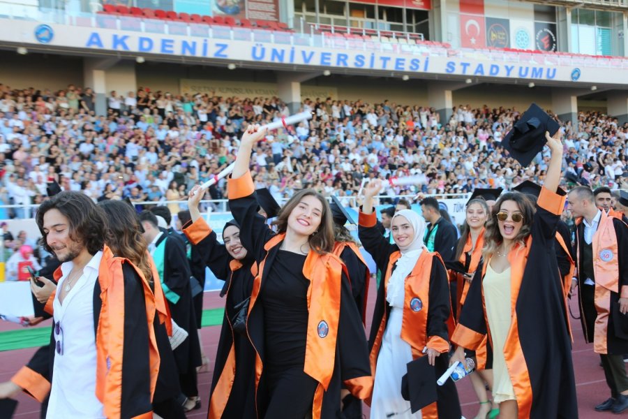 Akdeniz Üniversitesi’nden 10 Bin Öğrenci Törenle Mezun Oldu