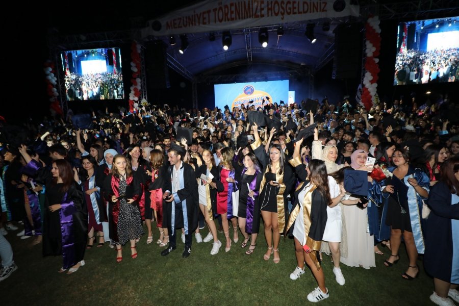 Akdeniz Üniversitesi’nden 10 Bin Öğrenci Törenle Mezun Oldu