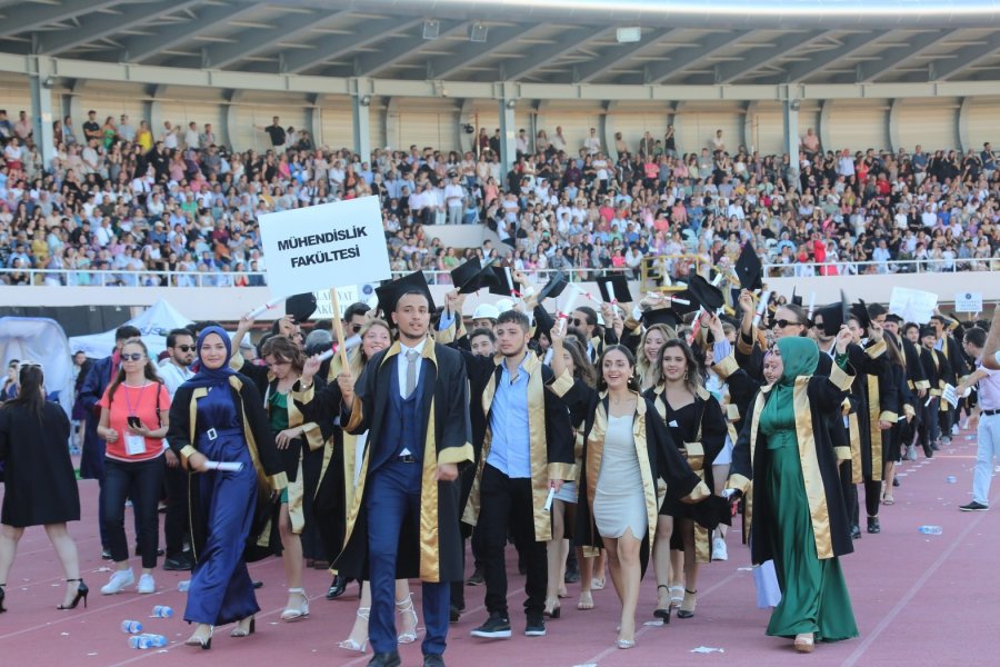 Akdeniz Üniversitesi’nden 10 Bin Öğrenci Törenle Mezun Oldu
