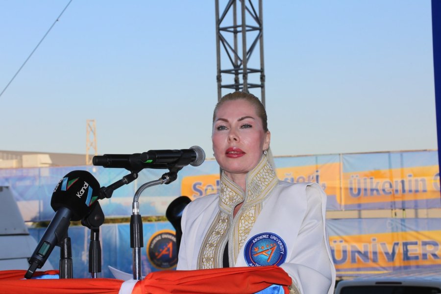 Akdeniz Üniversitesi’nden 10 Bin Öğrenci Törenle Mezun Oldu