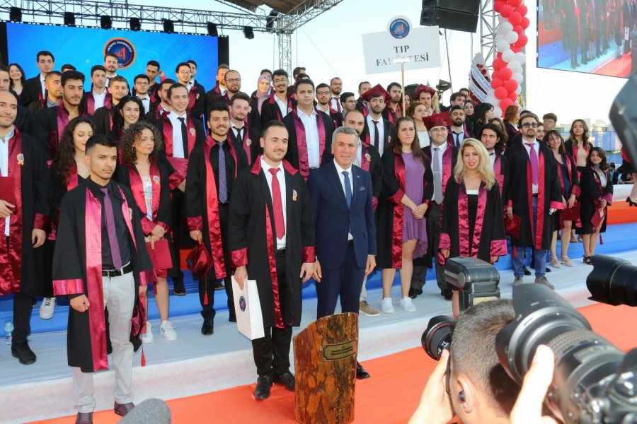 Akdeniz Üniversitesi’nden 10 Bin Öğrenci Törenle Mezun Oldu