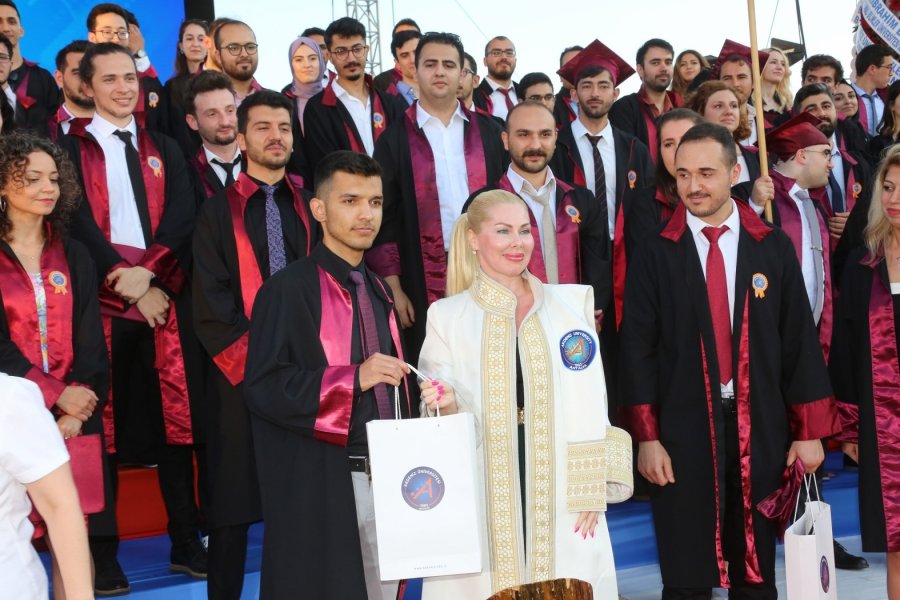 Akdeniz Üniversitesi’nden 10 Bin Öğrenci Törenle Mezun Oldu
