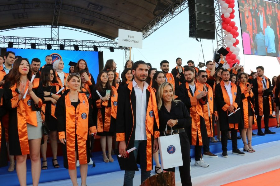 Akdeniz Üniversitesi’nden 10 Bin Öğrenci Törenle Mezun Oldu