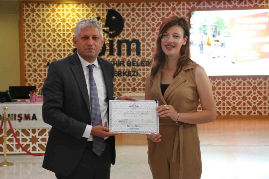 Genç Antalya Gönüllüleri Sertifikalarını Aldı