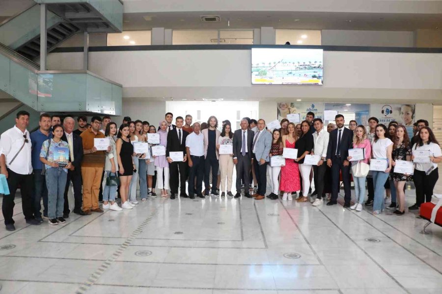 Genç Antalya Gönüllüleri Sertifikalarını Aldı