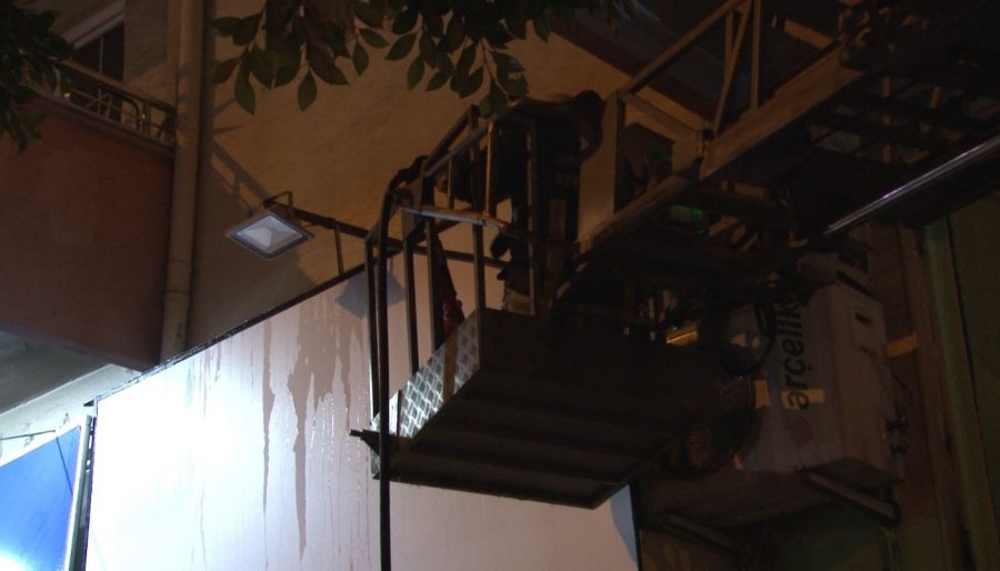 Berber Dükkanındaki Yangın Apartman Sakinlerini Sokağa Döktü