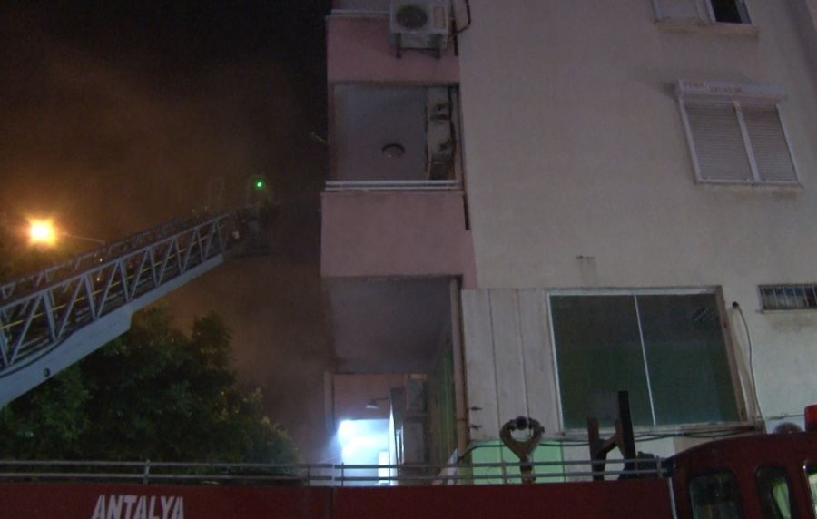 Berber Dükkanındaki Yangın Apartman Sakinlerini Sokağa Döktü