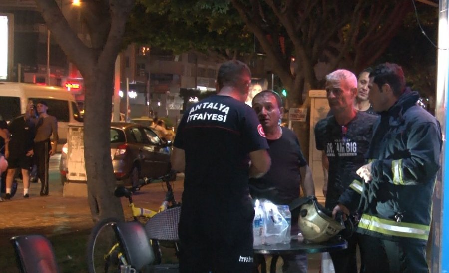 Berber Dükkanındaki Yangın Apartman Sakinlerini Sokağa Döktü