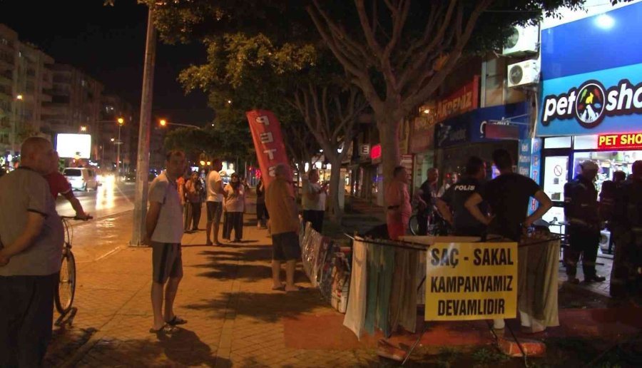 Berber Dükkanındaki Yangın Apartman Sakinlerini Sokağa Döktü