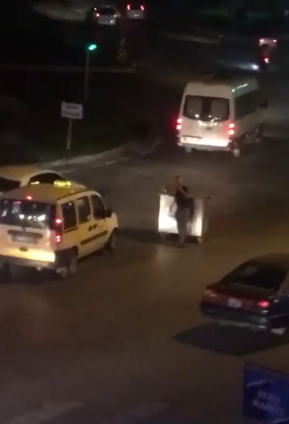 Çöp Konteynerini Yolun Ortasına Çekip, Kaybolan Cep Telefonunu Sürücülere Sordu