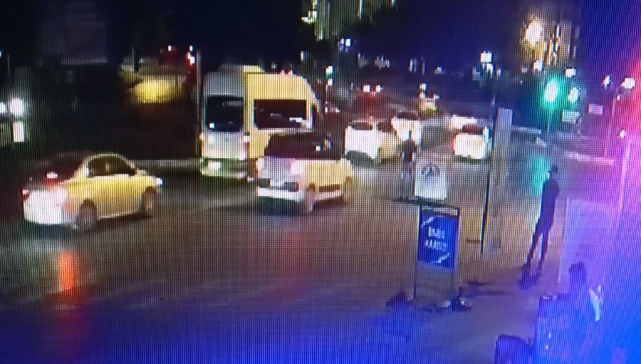 Çöp Konteynerini Yolun Ortasına Çekip, Kaybolan Cep Telefonunu Sürücülere Sordu