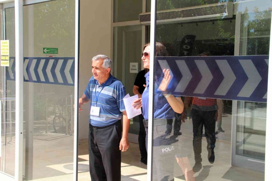 Kulağındaki Küpeler Sınavı Kaçırmasına Neden Oldu