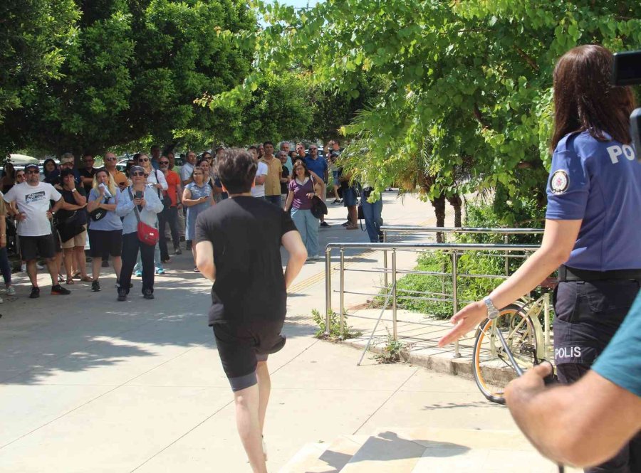 Kulağındaki Küpeler Sınavı Kaçırmasına Neden Oldu