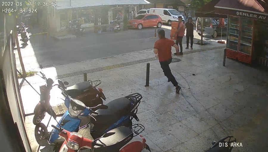 Kadınların Görüntü Ve Fotoğraflarını Çektiği İddia Edilen Şüpheliye Meydan Dayağı